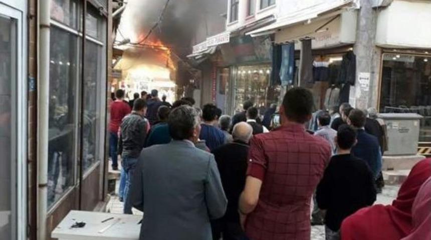 Çarşıda Çıkan Tente Yangını Büyük Paniğe Neden Oldu