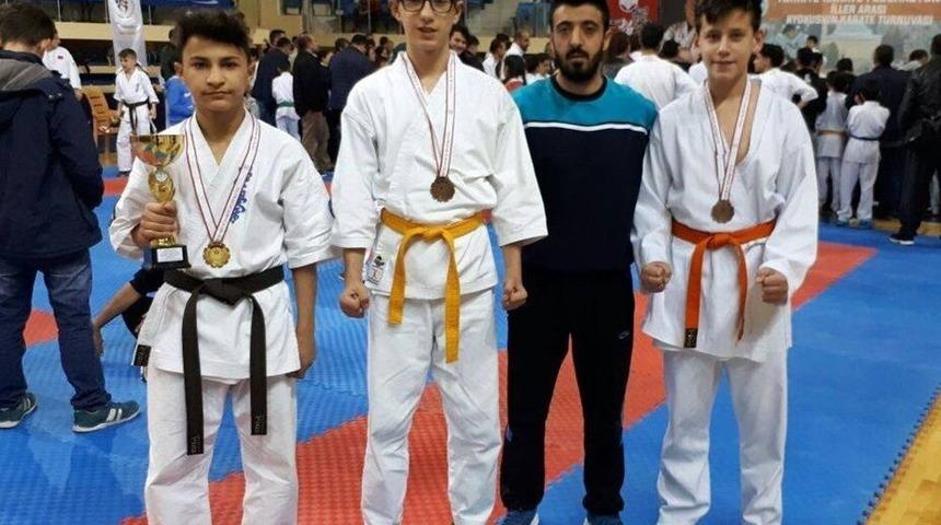 Yıldırımlı Karateciler Madalyaları Topladı