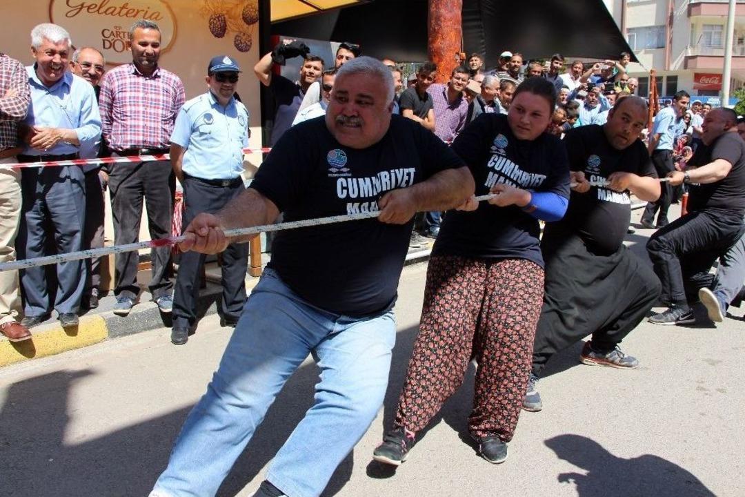 Halat &Ccedil;ekme Yarışmasında Ter D&ouml;kt&uuml;ler