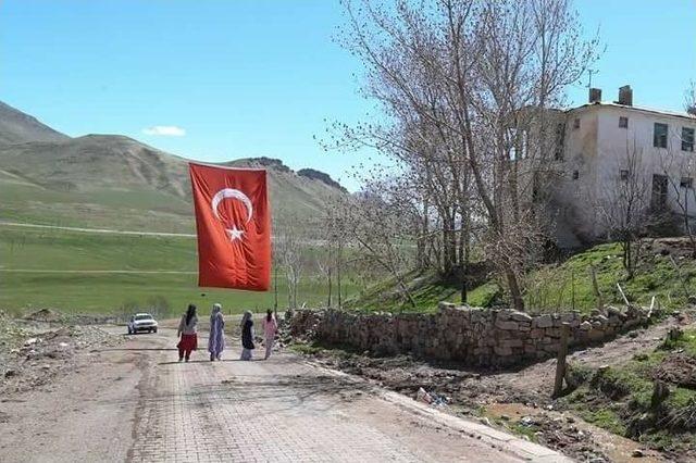 Türk Bayraklarıyla Şehit İçin Asıldı