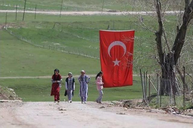 Türk Bayraklarıyla Şehit İçin Asıldı