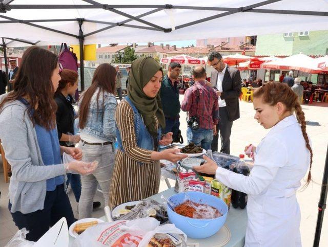 Yozgat’ta Öğrenciler Türkmen Aileler İçin Kermes Düzenledi