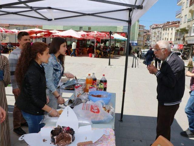 Yozgat’ta Öğrenciler Türkmen Aileler İçin Kermes Düzenledi