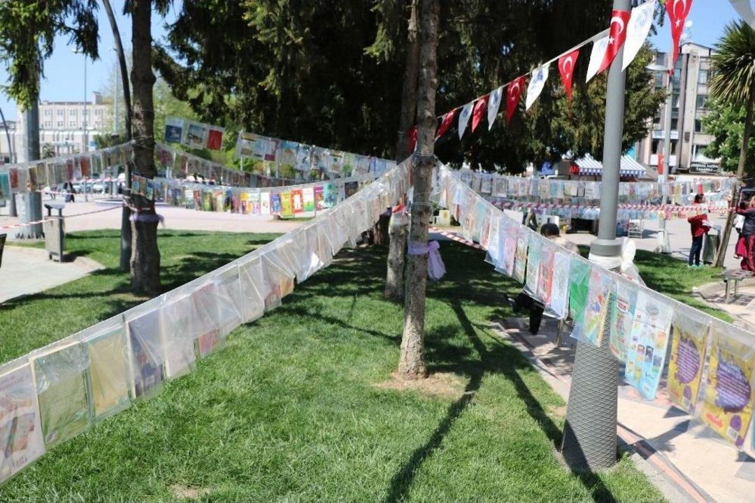 Kitaplar Ekmek Gibi Dakikalar İ&ccedil;erisinde T&uuml;kendi