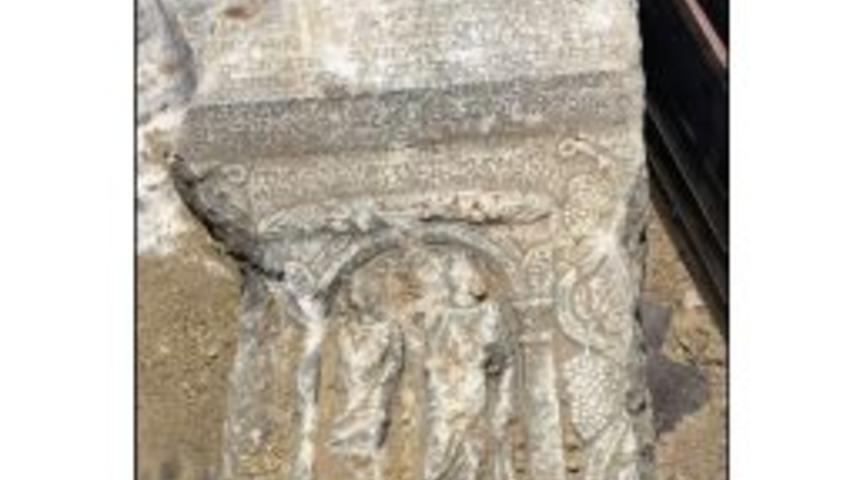 Halı Altına Gizlenmiş Roma D&ouml;nemine Ait Mezar Steli Ele Ge&ccedil;irildi