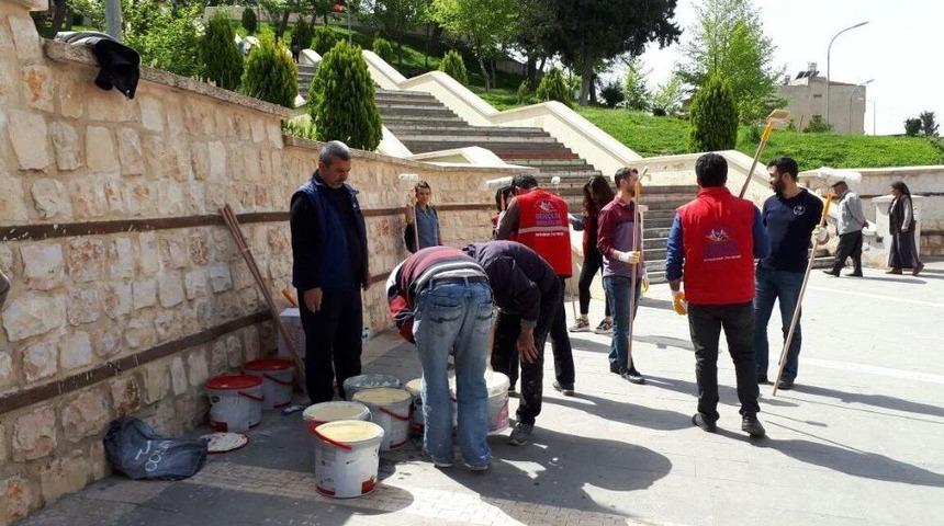 Adıyaman Kalesi Duvarlarına Yazılan K&ouml;t&uuml; Yazılar Siliniyor