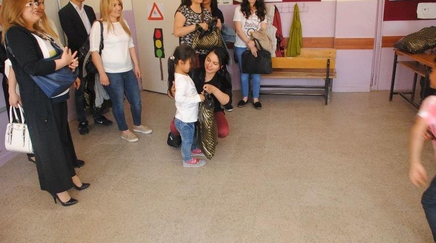 Jandarma Personelinin Eşlerinden Fakir &Ouml;ğrenciye Yardım