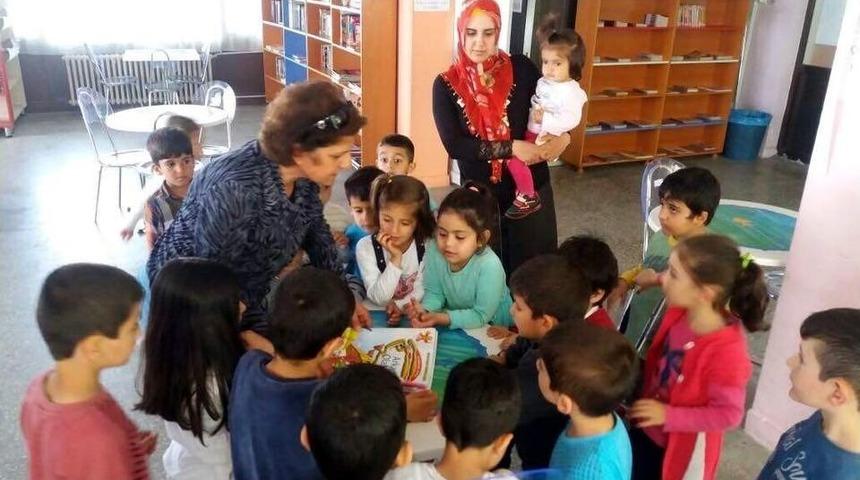 Okul &Ouml;ğrencileri K&uuml;t&uuml;phaneyi Gezdi