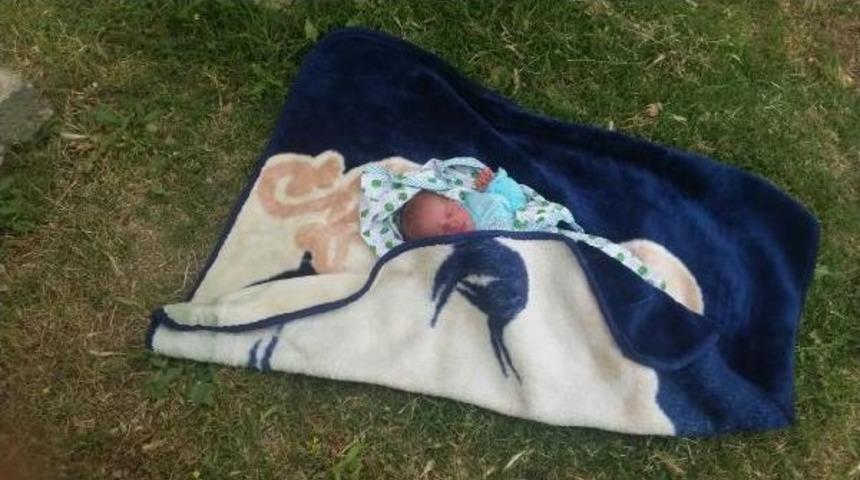 Ak&ccedil;akale'de Yol Kenarında Bebek Bulundu