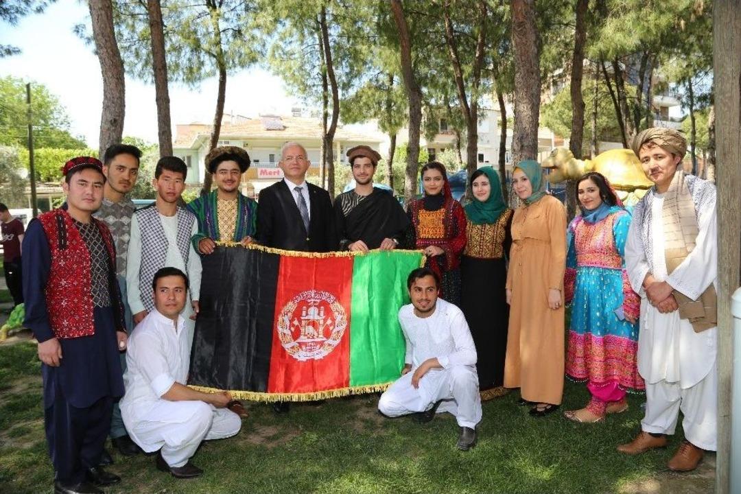 50 &Uuml;lkenin Rengi Torbalı&rsquo;da Buluştu