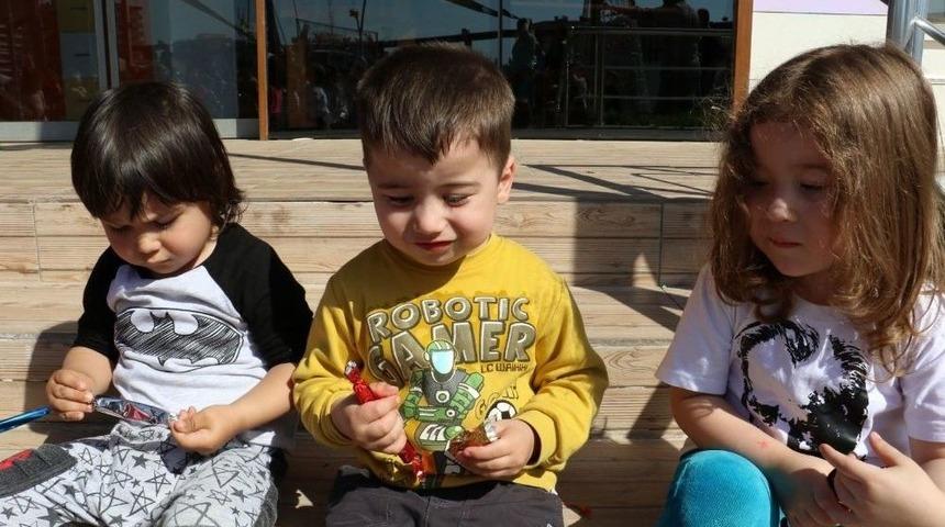 Minikler Ellerini Şifaya A&ccedil;tı