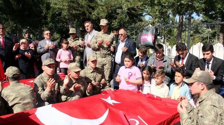 &Ouml;ğrenciler, Okullarının İsmini Taşıyan Şehitlerin Kabrini Ziyaret Etti