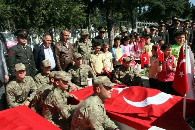 Öğrenciler, Okullarının İsmini Taşıyan Şehitlerin Kabrini Ziyaret Etti