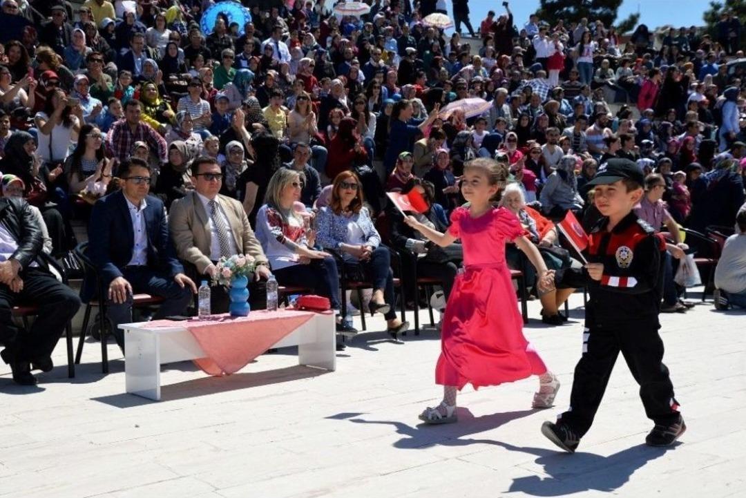 Boz&uuml;y&uuml;k&rsquo;te Miniklerin 23 Nisan Kutlamaları Devam Ediyor