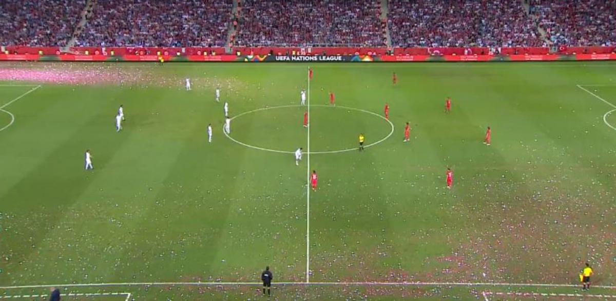 T&uuml;rkiye - Rusya ma&ccedil;ına, sahaya atılan konfetiler damga vurdu