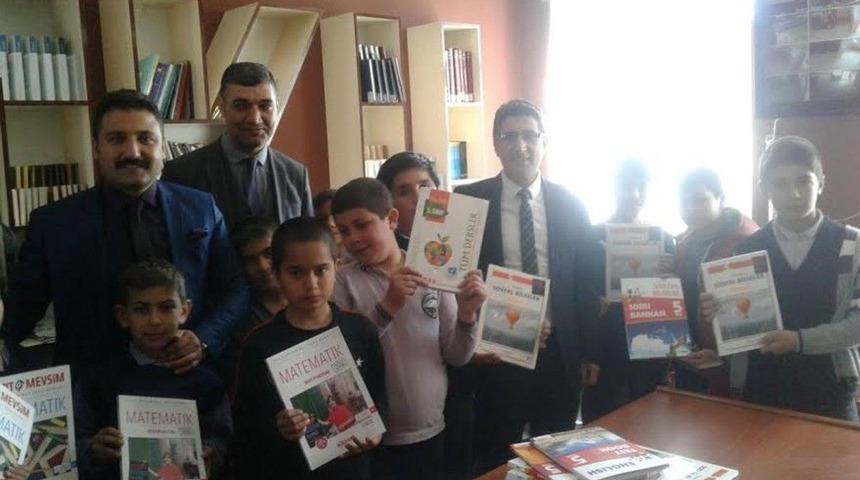 Ağrı&rsquo;da K&ouml;y Okullarına Kitap Kampanyası D&uuml;zenlendi