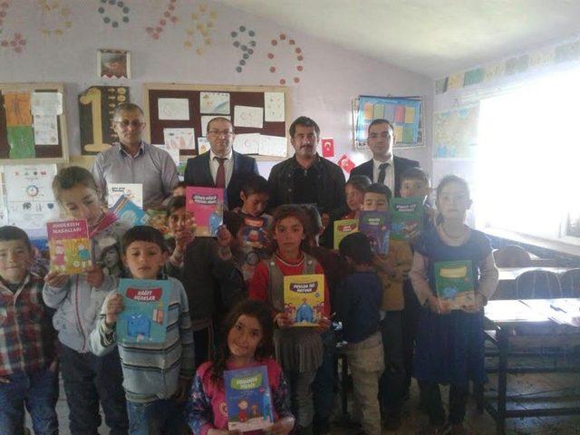 Ağrı’da Köy Okullarına Kitap Kampanyası Düzenlendi