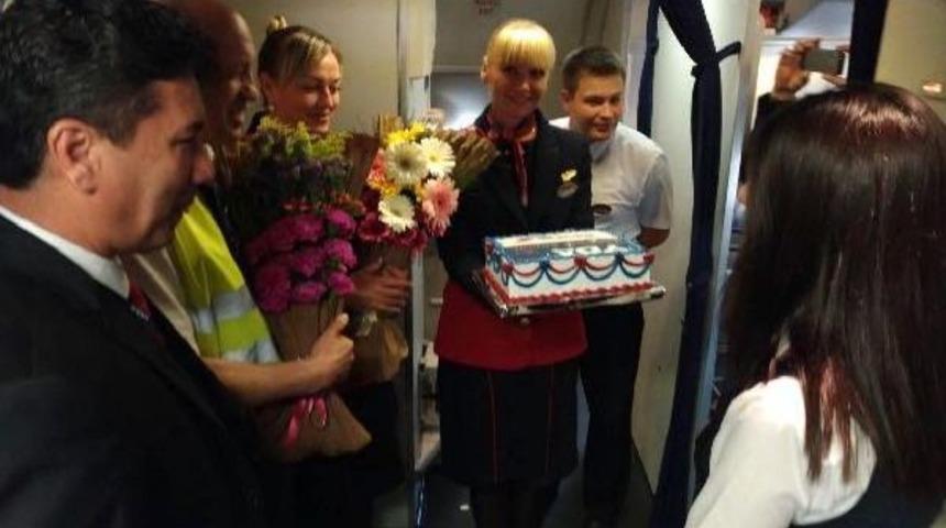 Rus Turistler Havalimanında Su Takıyla Karşılandı