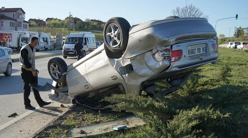 Cenaze Dönüşü Beton Mikserine Çarpan Otomobil Takla Attı