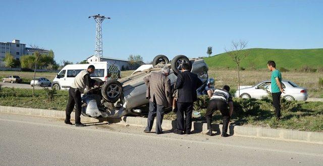 Cenaze Dönüşü Beton Mikserine Çarpan Otomobil Takla Attı