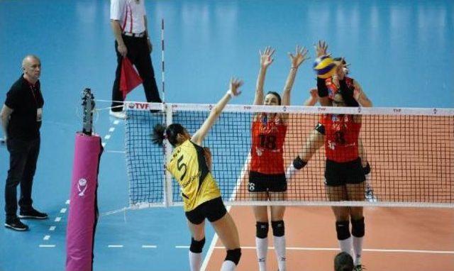 Vakıfbank Seride 1-0 Öne Geçti