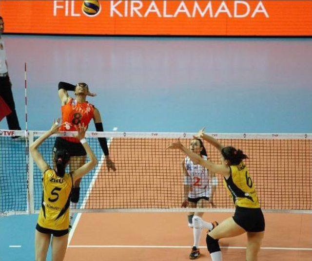 Vakıfbank Seride 1-0 Öne Geçti