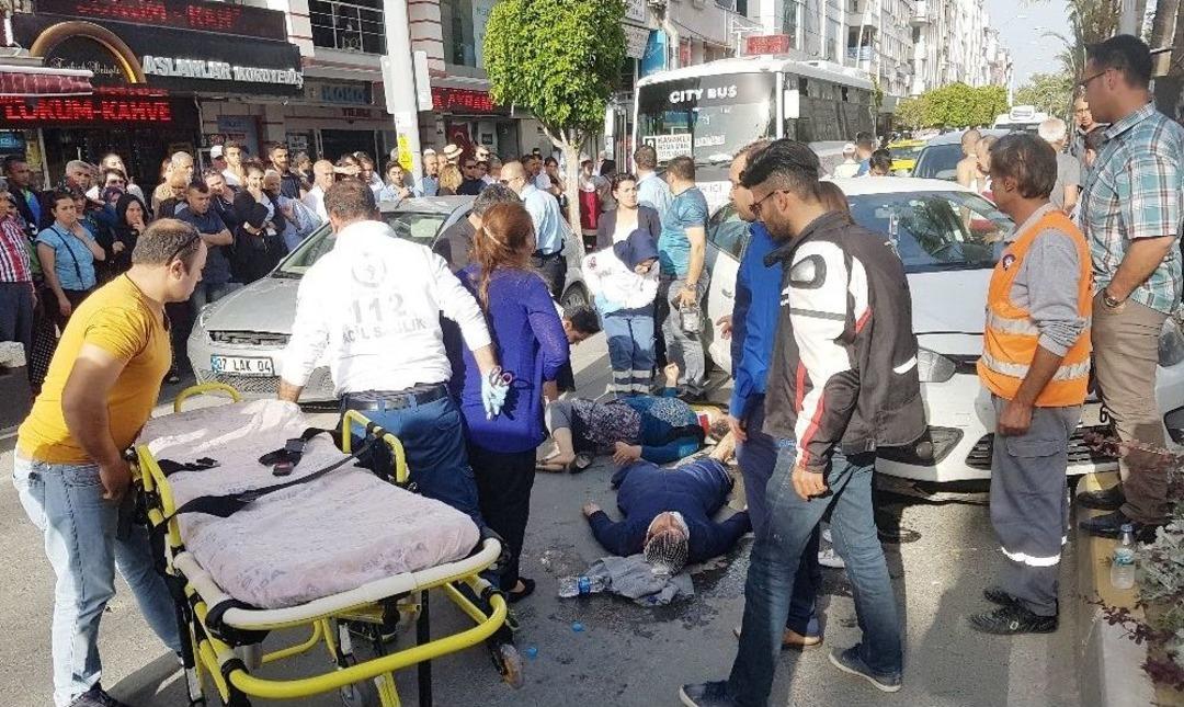 Otomobil Yayalara &Ccedil;arptı: 2 Yaralı