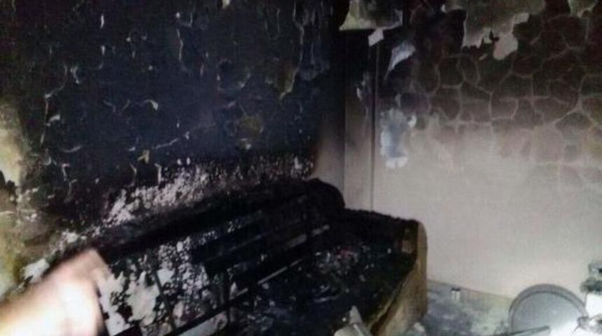 Evde &Ccedil;ıkan Yangında &Ouml;ld&uuml;