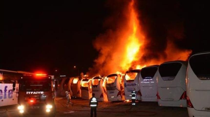 Park Halindeki 7 Otob&uuml;s Yandı