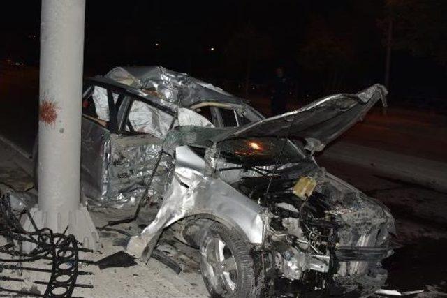 Sürücüsünün Kontrolünü Yitirdiği Otomobil Yön Levhasına Çarptı: 1 Ölü