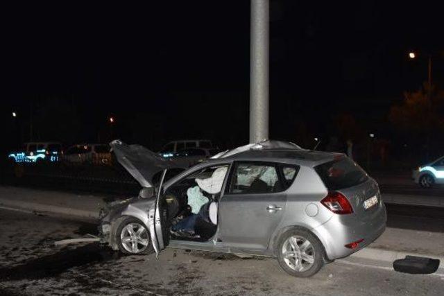 Sürücüsünün Kontrolünü Yitirdiği Otomobil Yön Levhasına Çarptı: 1 Ölü