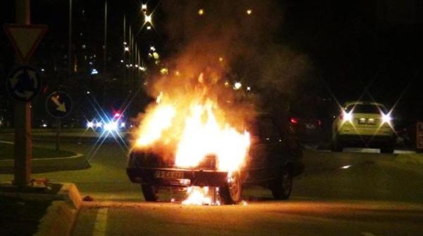 Otomobil Yolun Ortasında Yandı