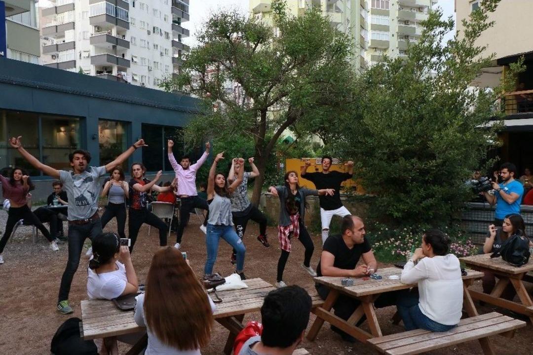 Adana&rsquo;da Cafe Ve Caddelerde D&uuml;nya Dans G&uuml;n&uuml; Etkinliği