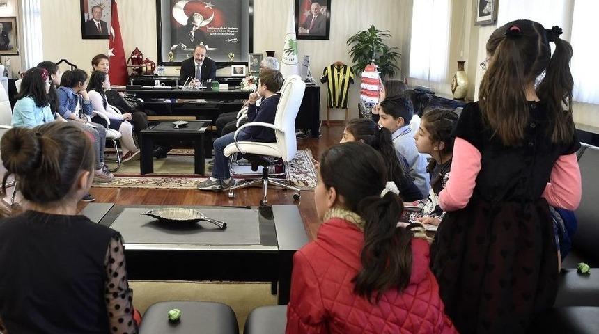 &Ouml;ğrenciler Sordu Başkan Akg&uuml;l Cevapladı