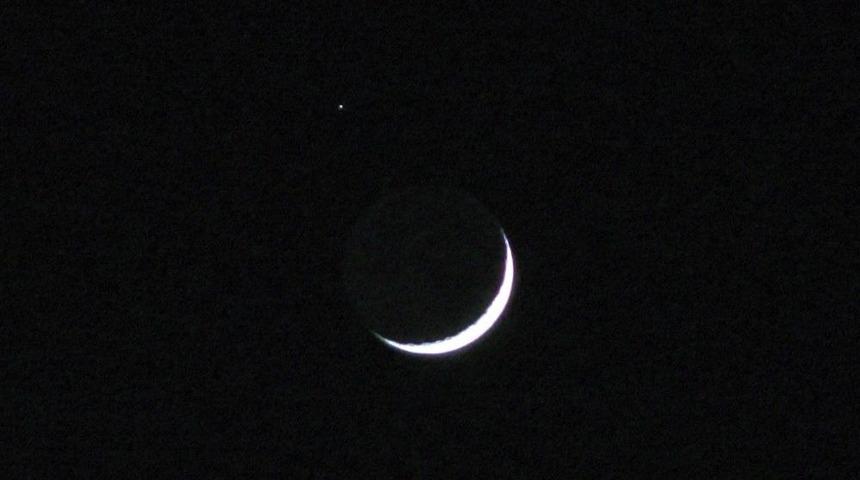 G&ouml;ky&uuml;z&uuml;nde Ay İle Yıldızın Duygulandıran Buluşması