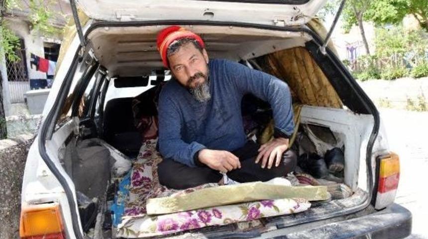 Hurda Otomobilde Yatıp Kalkıyor