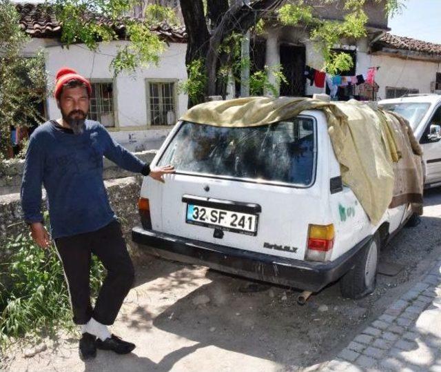 Hurda Otomobilde Yatıp Kalkıyor