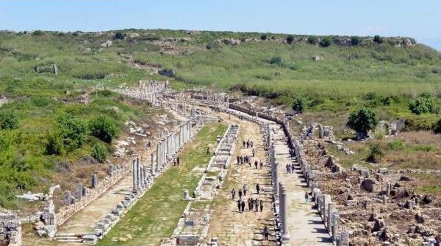 Antik Perge Ayakta, Esnafı &Ccedil;&ouml;k&uuml;şte