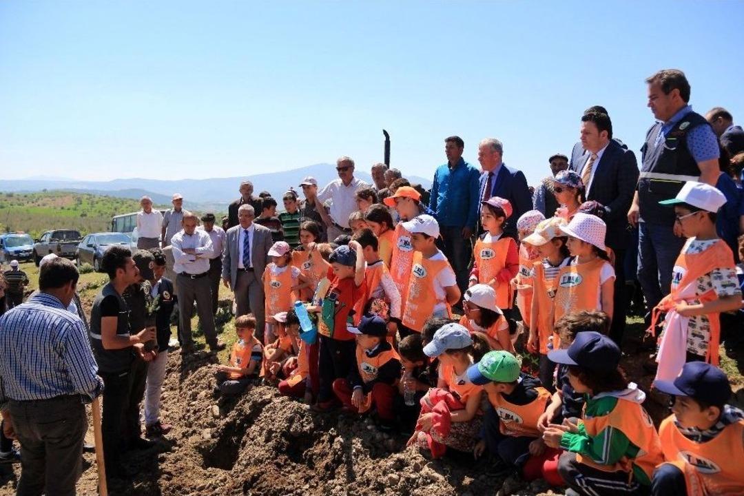 Demirci&rsquo;de 3 Bin 500 Fidan Toprakla Buluştu