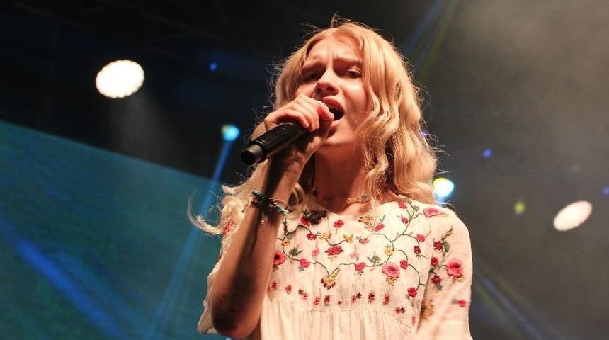 Aleyna Tilki İlk Halk Konserini Verdi