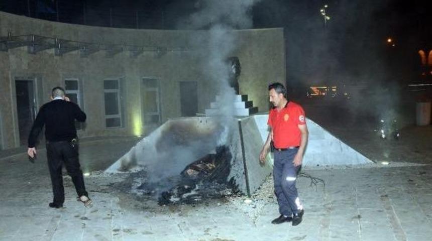 Arif Nihat Asya'nın B&uuml;st&uuml;ne Saldırı