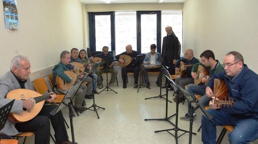 76 Yaşında Ud &Ouml;ğrenmek İ&ccedil;in Kursa Gidiyor