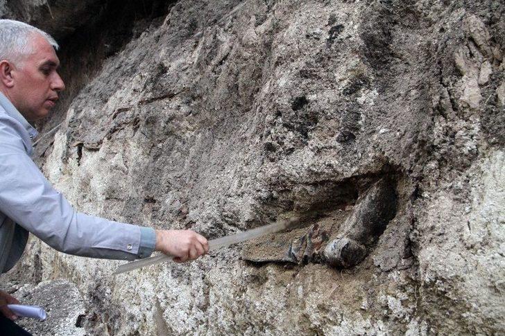 Rus General’in Tabutunun Bulunduğu Alanda Askeri Bot Ve Elbiseleri İle Gömülü İskeletlere Rastlandı G1