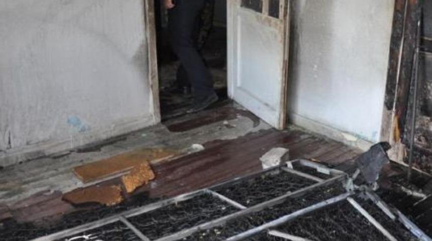 Eşya Taşırken D&uuml;şt&uuml;, Bayılınca Ağzındaki Sigara Evi Yaktı