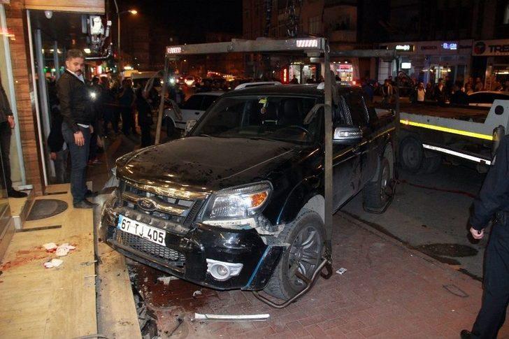 Alkollü Sürücü Önce Araçlara Sonra Yayalara Çarptı G3