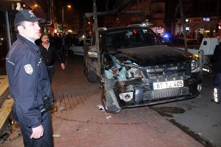 Alkollü Sürücü Önce Araçlara Sonra Yayalara Çarptı G4