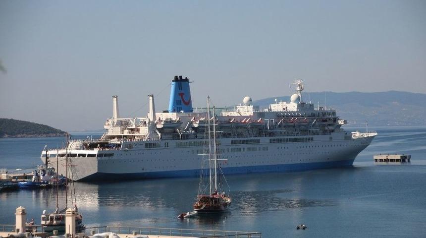 Bodrum&rsquo;a Sezonun İlk Gemisi Geldi Bin 200 Yolcuyla Geldi