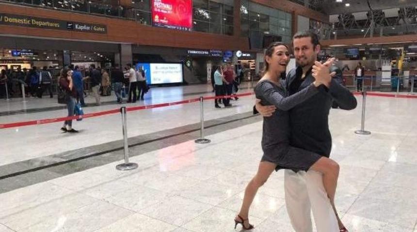 Sabiha G&ouml;k&ccedil;en Havalimanı'nda Dans Şov