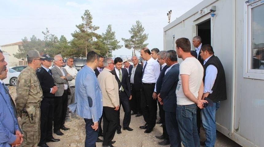 Adıyaman Valisi Abdullah Erin Depremzede Gen&ccedil;lerin Sıkıntılarını Dinledi