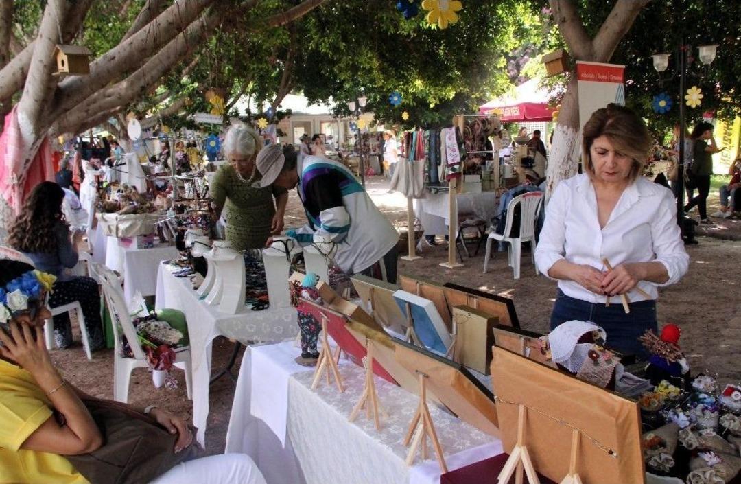 Kadınlar El Emeklerini Satıyor, Kız &Ccedil;ocukları Okuyor